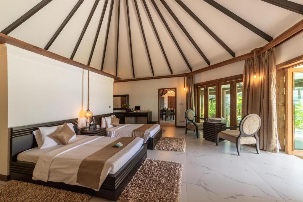 Three-Bedroom Royal Suite with Infinity Pool & Private Pool