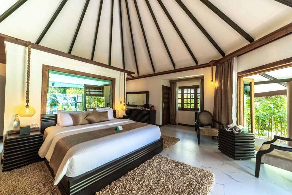 Three-Bedroom Royal Suite with Infinity Pool & Private Pool